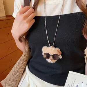 Nahaufnahme einer süßen Plüschbären-Halskette mit Sonnenbrille und Smile-Anhänger.