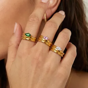 Detailansicht von drei 18k vergoldeten Edelstahlringen mit Markasit-Zirkonia an einer Hand