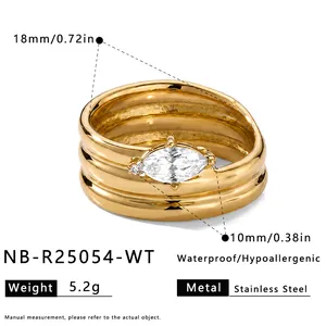 Detailansicht eines 18k vergoldeten Edelstahlrings mit Zirkon, 18mm Durchmesser