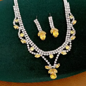 Luxe gele zirkoon waterdruppel ketting en oorbellen set op donkergroen fluweel