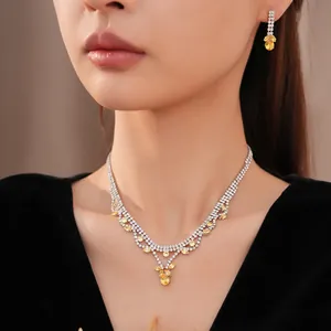 Detailansicht eines Luxus-Schmucksets mit gelber Zirkonia-Halskette und Ohrringen