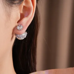 Detailaufnahme eines eleganten Perlenohrrings mit Zirkoniasteinen und Kronenform