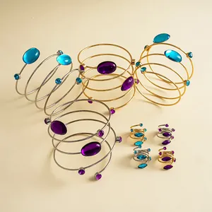 Vintage-Set aus spiralförmigen Armreifen und Ringen mit ovalen Acrylsteinen in Gold