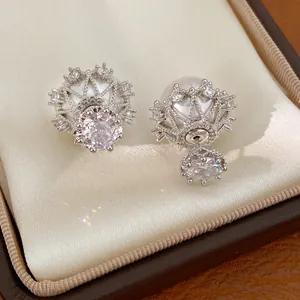 Detailansicht luxuriöser Perlenohrstecker aus Silber mit funkelnden Zirkonia-Steinen.