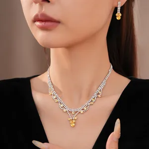 Nahaufnahme eines eleganten Zirkonia-Tropfen-Halsketten- und Ohrring-Sets