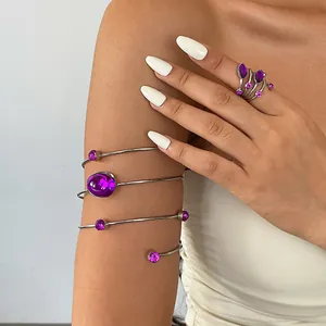 Nahaufnahme von retro silbernen Armreif und Ring Set mit lila ovalen Edelsteinen auf Haut