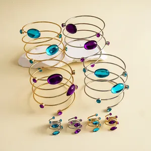 Detailaufnahme eines retro Spiralarmband- und Ring-Sets mit bunten Acrylsteinen