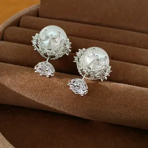 Makroansicht eleganter Perlenohrstecker mit einer zirkonbesetzten Kronenfassung