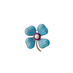 Elegante blauwe emaille bloem broche met centrale parel en rode zirkonia voor dames