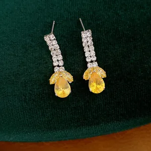 Exquisite Detailansicht eleganter Ohrringe mit gelben tropfenförmigen Zirkoniasteinen