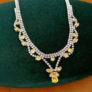 Detailansicht einer silbernen Zirkonia-Halskette mit gelben Marquise-Steinen