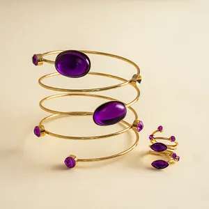 Vintage-Schmuckset in Goldoptik mit lila Acrylsteinen, Spiralarmband und passendem Ring