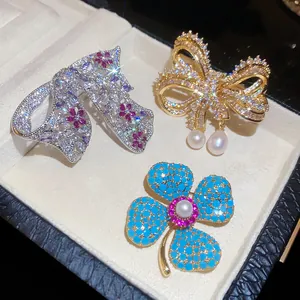 Franse Vintage Stijl Zirconia Bloem Lint Strik Brosche Voor Vrouwen Koperen Brosche Met Kunstparel Kleding Sieraden Accessoire