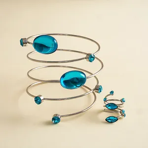 Detailansicht von Vintage-Schmuckset mit türkisfarbenen Steinen und Spiral-Design.