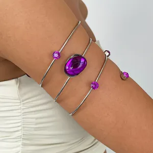 Nahaufnahme von Vintage Silber Armreifen mit lila Acrylsteinen am Arm eines Modells