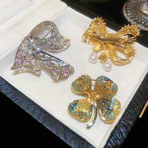 Detailweergave van drie Franse stijl broches met parels en zirkonia steentjes