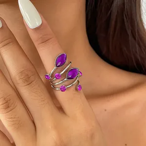 Nahaufnahme eines lila Strass-Spiralrings aus Acryl, eleganter silberner Ring für Damen.
