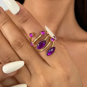 Detailansicht eines goldenen Spiralrings im Vintage-Stil mit lila Acrylsteinen.