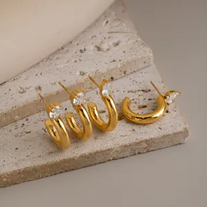 Detail von 18K vergoldeten C-förmigen Ohrringen aus Edelstahl mit klaren Zirkonia