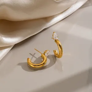 Detailaufnahme von 18K vergoldeten C-Form Edelstahl-Ohrringen mit Tropfen-Zirkonia