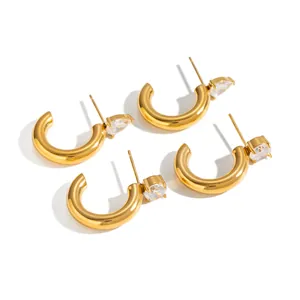 Elegante Ohrringe aus 18K vergoldetem Edelstahl in C-Form mit Zirkonia-Steinen