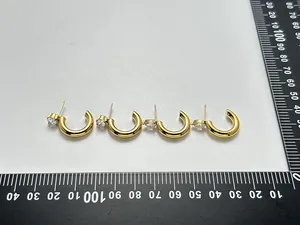 Detailansicht von 18K vergoldeten C-förmigen Ohrringen aus Edelstahl mit Zirkonia