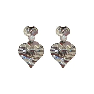 Elegante zilverkleurige geplooide hart-oorbellen met glanzende parelaccenten voor feesten