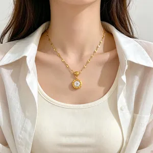 Elegante modella che indossa una collana in acciaio al titanio dorato con pendente romano.