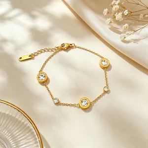 Dettaglio macro del bracciale in acciaio al titanio dorato con ciondoli in cristallo romano