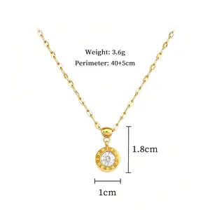 Dettaglio della collana in acciaio al titanio dorato con pendente romano e cristallo
