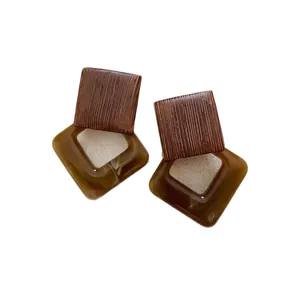 Boucles d'oreilles carrées vintage avec grain de bois et résine marron olive