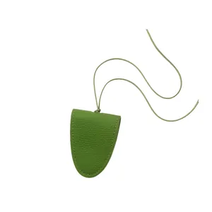 Collier porte-lunettes magnétique en cuir vert grainé avec cordon de cou long et réglable