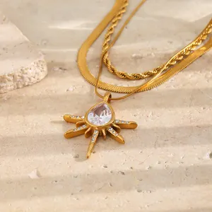 Gedetailleerd overzicht van een drielaagse 18K vergulde ketting met een stralende zon hanger