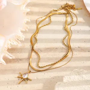 Gedetailleerd beeld van een 18K vergulde drielaagse ketting met sterrenhanger