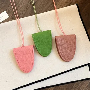 Vue détaillée de colliers porte-lunettes magnétiques en cuir rose, vert et mauve