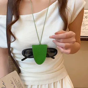 Détail du collier clip à lunettes magnétique en cuir vert pour le rangement