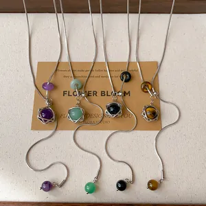 Gros plan de colliers pendentifs étoile hexagonale minimalistes avec perles de pierres colorées