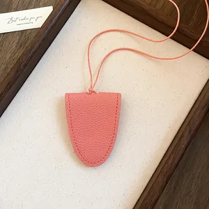 Gros plan d'un pendentif pince à lunettes magnétique en cuir rose sur un cordon