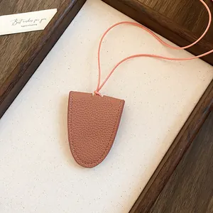 Gros plan du collier porte-lunettes magnétique en cuir rose avec grain lychee