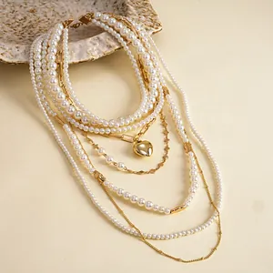 Vintage mehrlagige Perlenkette mit einem großen goldenen Herzanhänger und Ketten-Layering