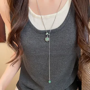 Collier minimaliste en argent avec perles vertes et pendentif étoile à six branches