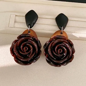 Orecchini vintage a forma di rosa in resina scura con eleganti accenti in legno