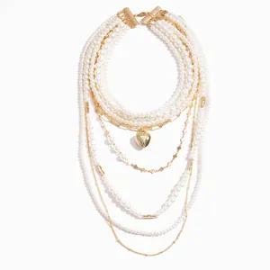 Elegante retro mehrlagige Perlenkette mit großem goldenem Herzanhänger für Damen.