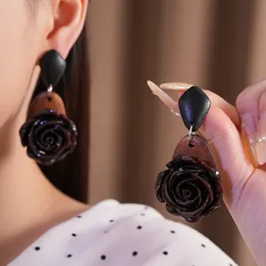 Orecchini vintage a rosa in resina marrone scuro con eleganti dettagli in legno