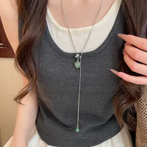Long collier pull minimaliste orné d'un pendentif hexagramme avec des perles vertes