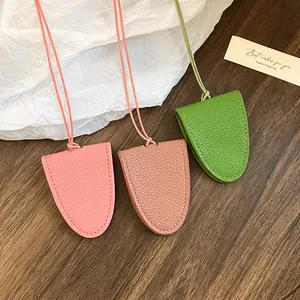 Détail des colliers porte-lunettes en cuir portable en trois couleurs pastel.