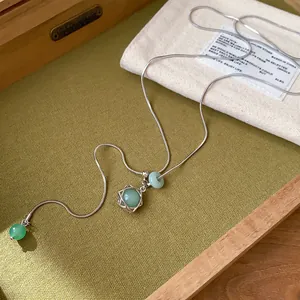 Vue détaillée du pendentif étoile hexagramme sur une chaîne serpent argentée