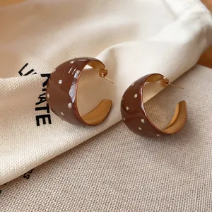 Retro bruine emaille C-vormige oorringen met witte stippen en zilveren naaldsluiting
