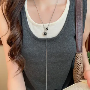 Vue détaillée d'un collier pendentif hexagramme argenté minimaliste