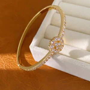 Detailansicht eines eleganten 18K vergoldeten Armreifs mit funkelnden Zirkonia-Blüten